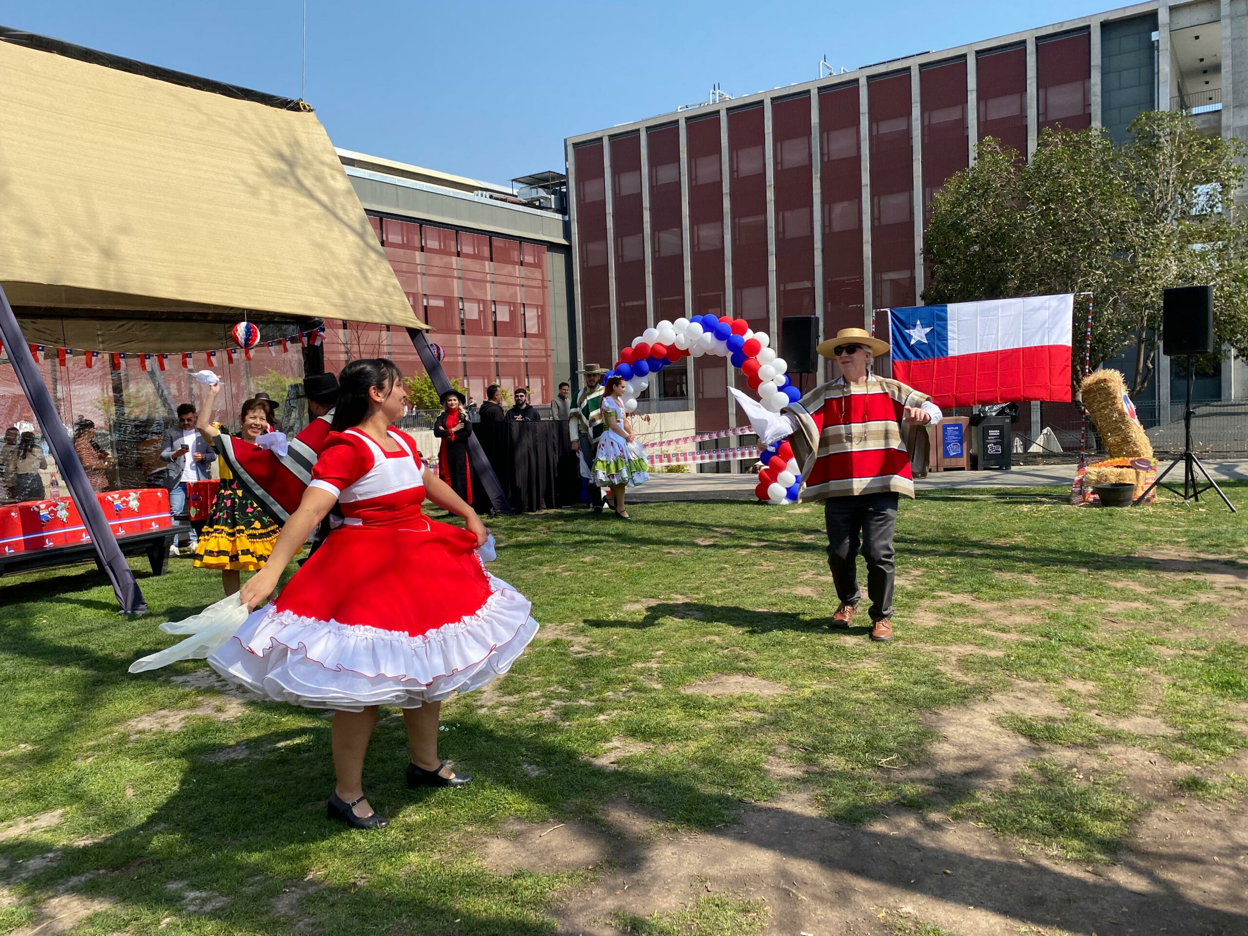 Celebrando nuestras tradiciones: Fiestas Patrias en la Facultad de Economía y Administración UC