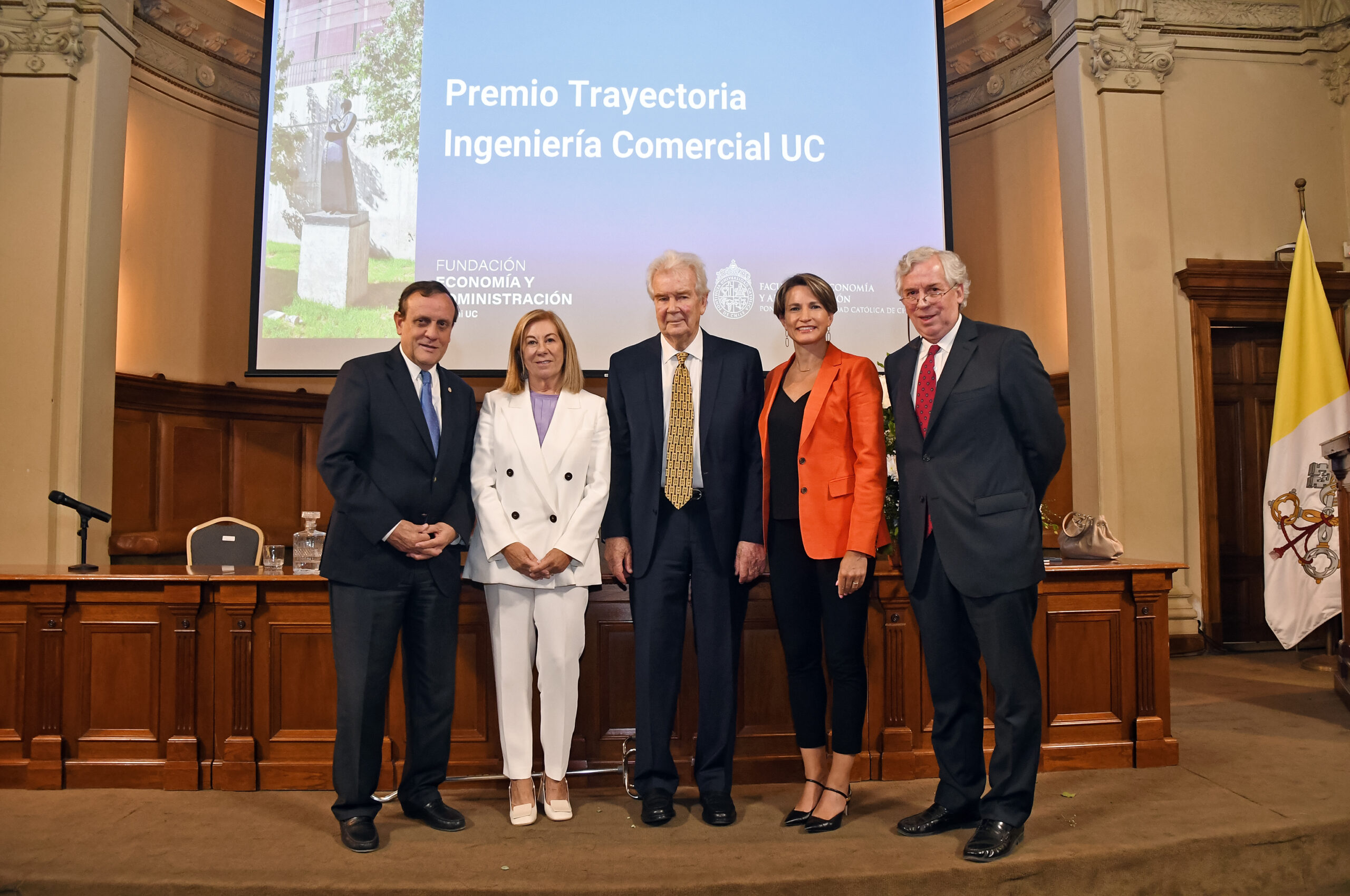 Fundación Facultad de Economía y Administración UC premia la destacada trayectoria de Ana Holuigue y Rolf Lüders