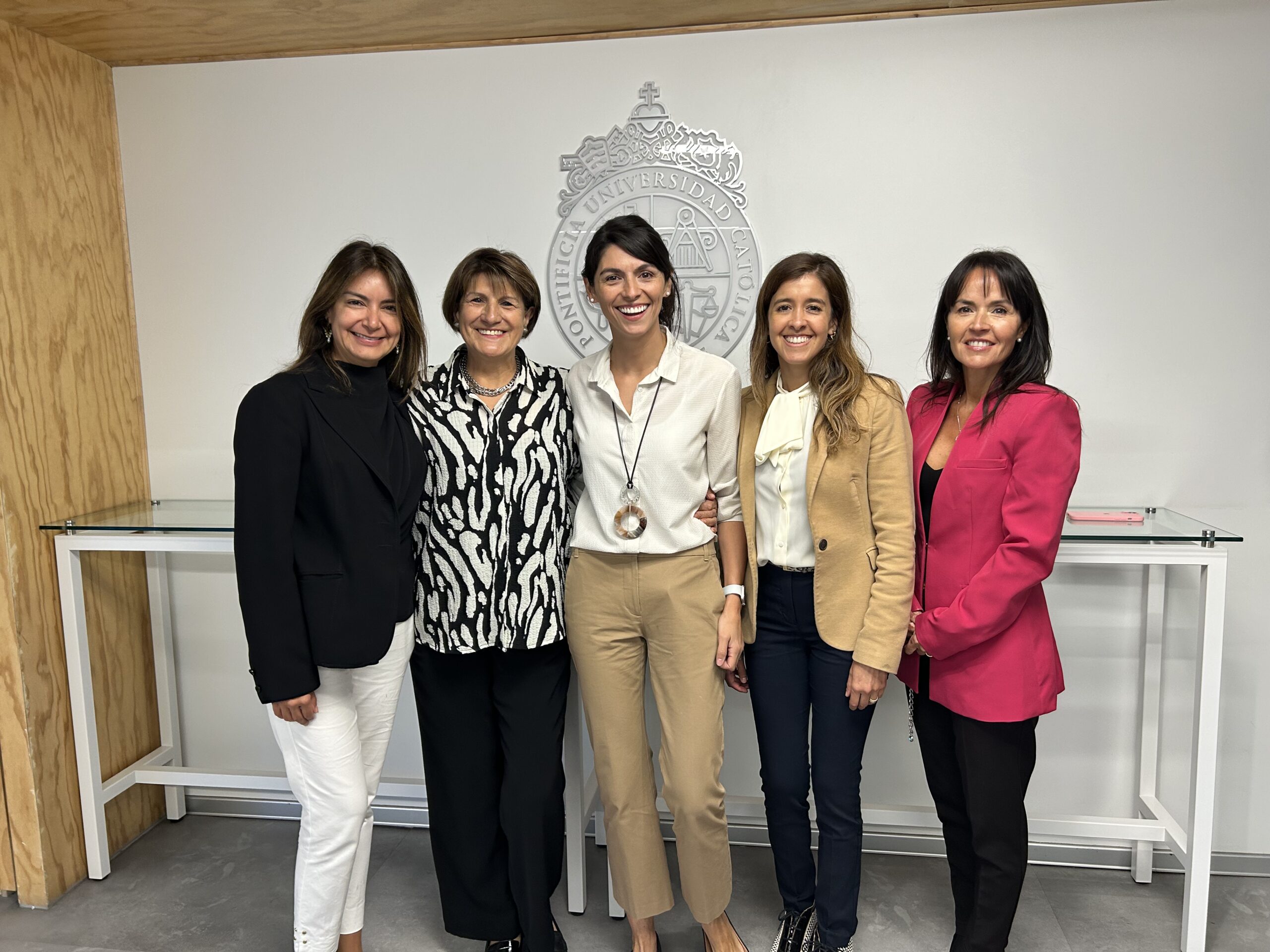 Ciclo “Mujeres que Inspiran” refuerza el vínculo entre egresadas y la Facultad, destacando liderazgo femenino, inversiones con propósito y procesos de reinvención
