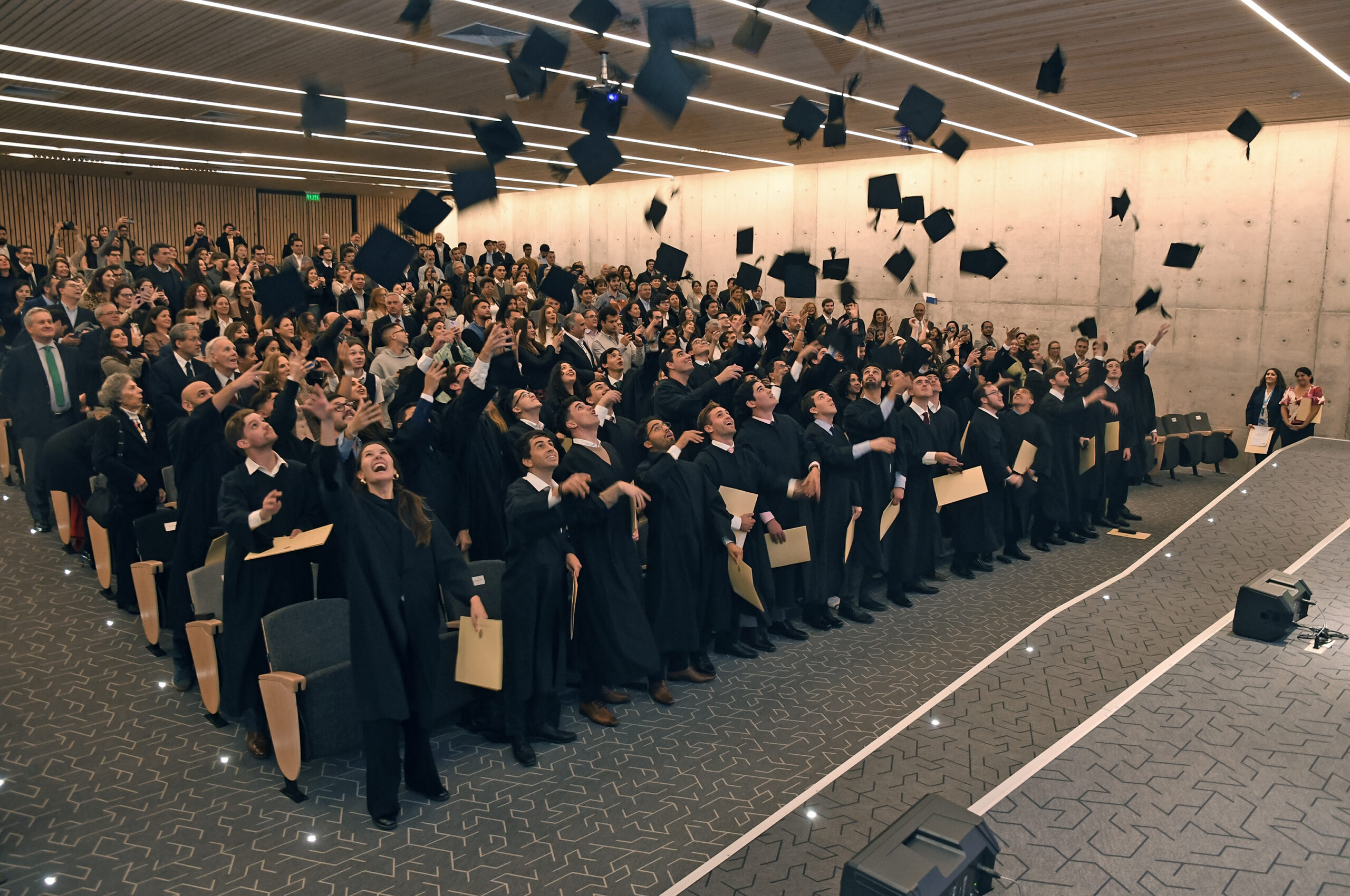 Estudiantes de Magíster en Economía, Economía Aplicada y Finanzas celebran su ceremonia de graduación