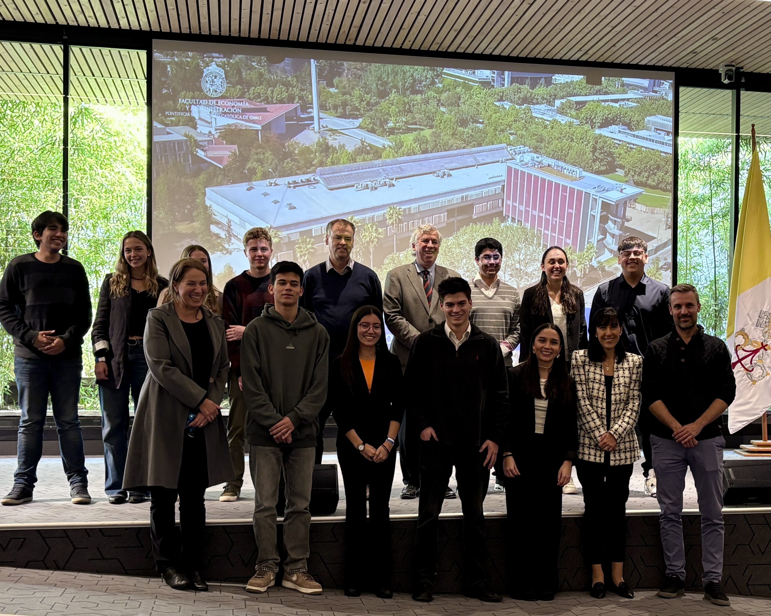 Con presencia de autoridades, profesores, familiares y amigos, se llevó a cabo la versión 2025 de la Ceremonia de premiación de Matrícula de Honor y Beca Diego Schmidt – Hebbel Niehaus