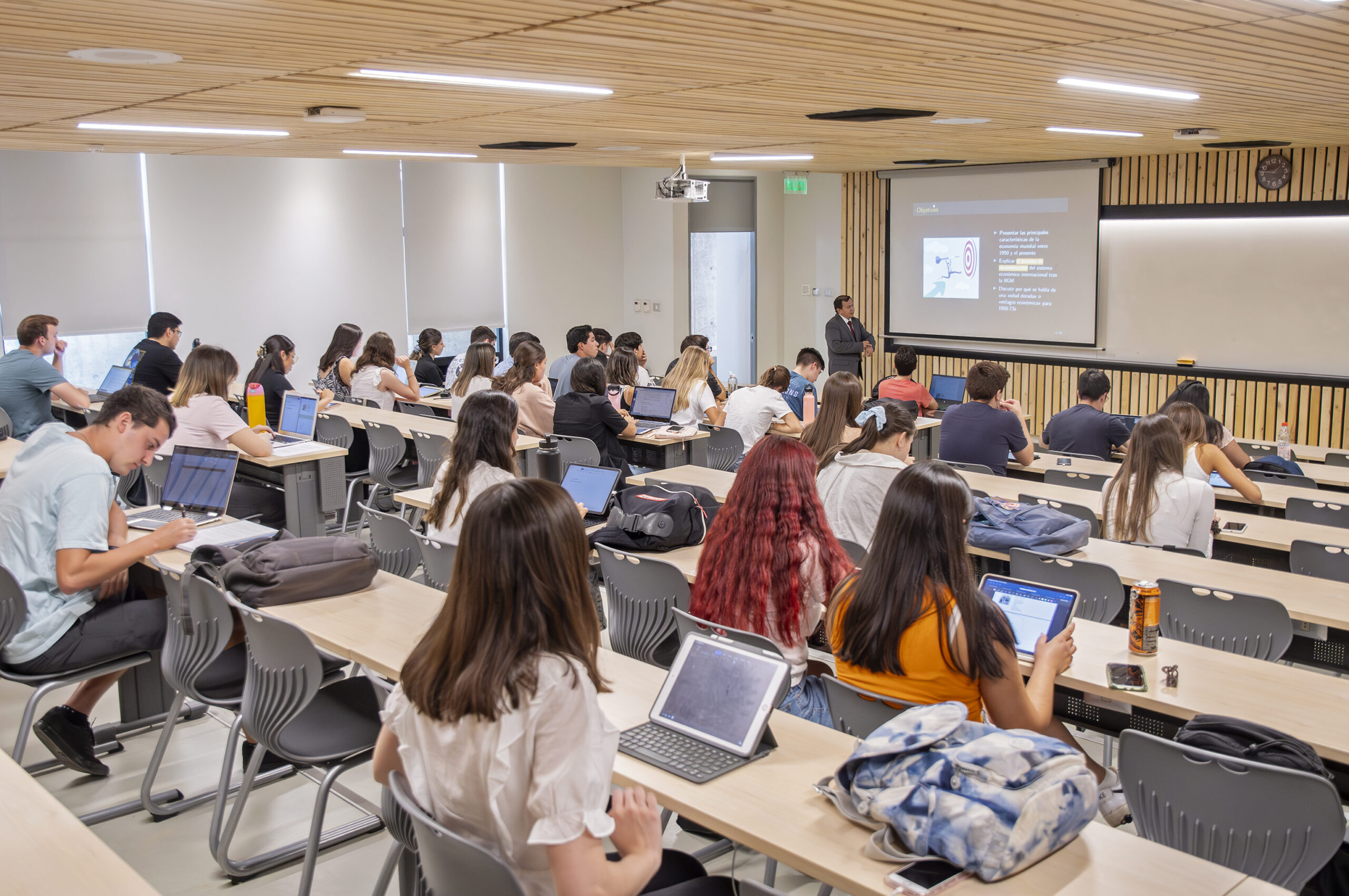 Liderazgo académico UC: 17 profesores de la Facultad de Economía y Administración tienen roles editoriales en los journals más prestigiosos del mundo