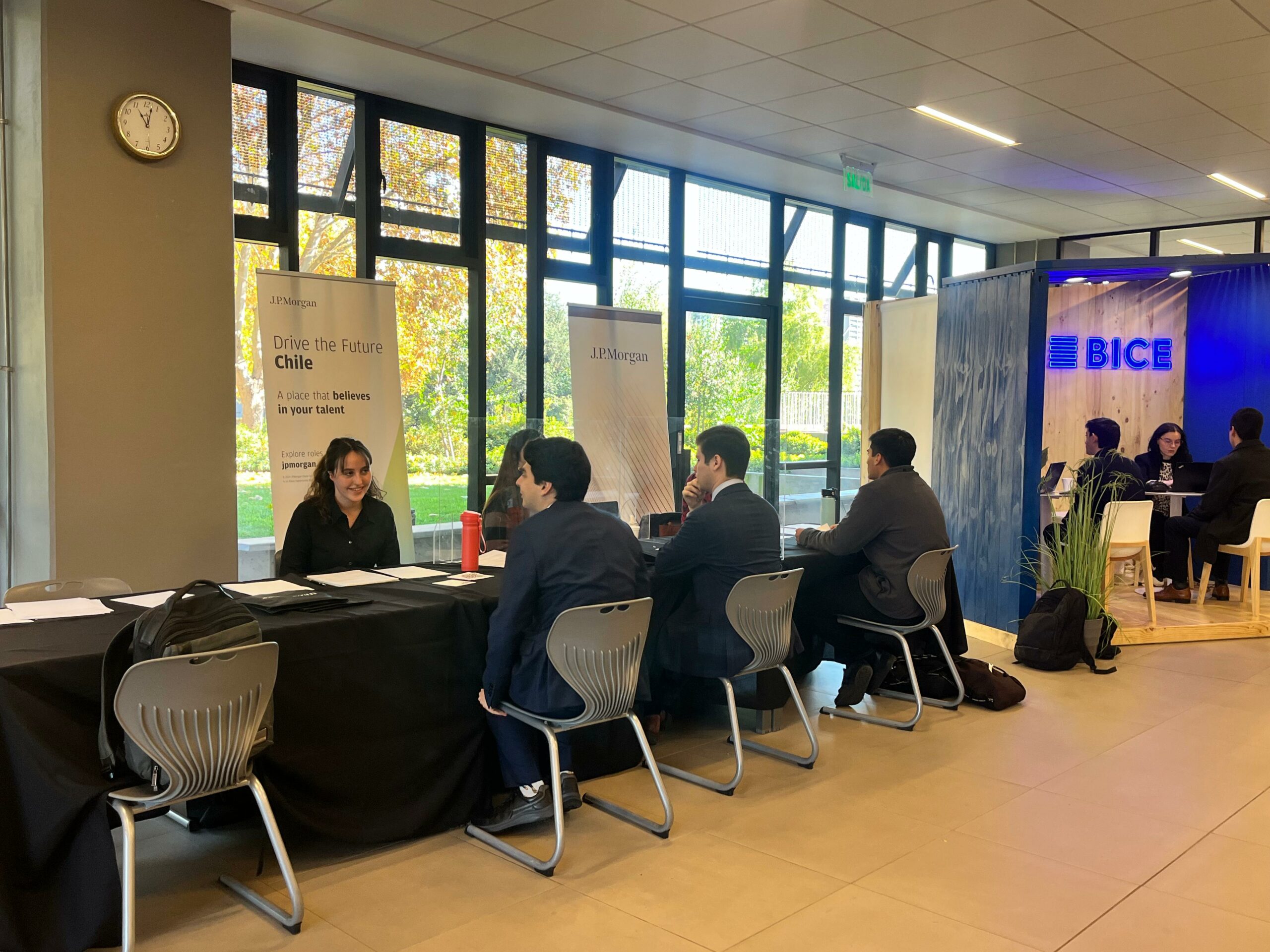 Feria Laboral primer semestre 2025: 230 estudiantes de Ingeniería Comercial UC dan su primer paso al mundo del trabajo