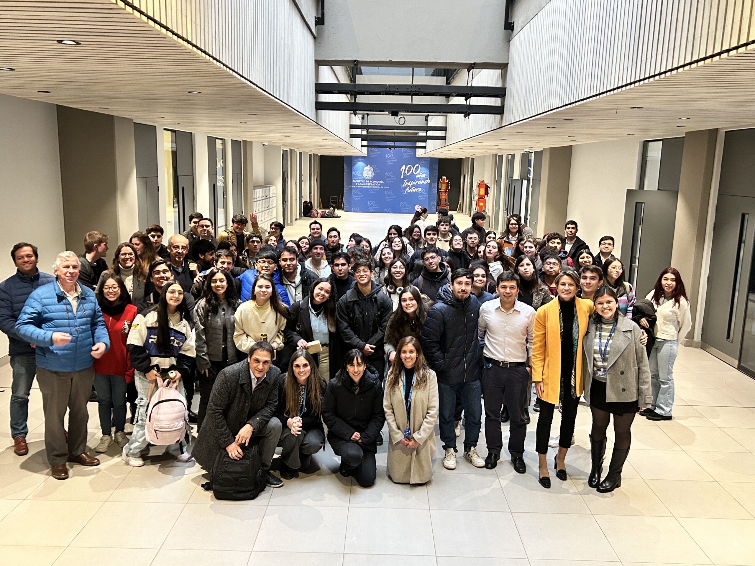 Vinculación con sentido: Becados y Alumni de Ingeniería Comercial UC fortalecen lazos por un futuro con más oportunidades