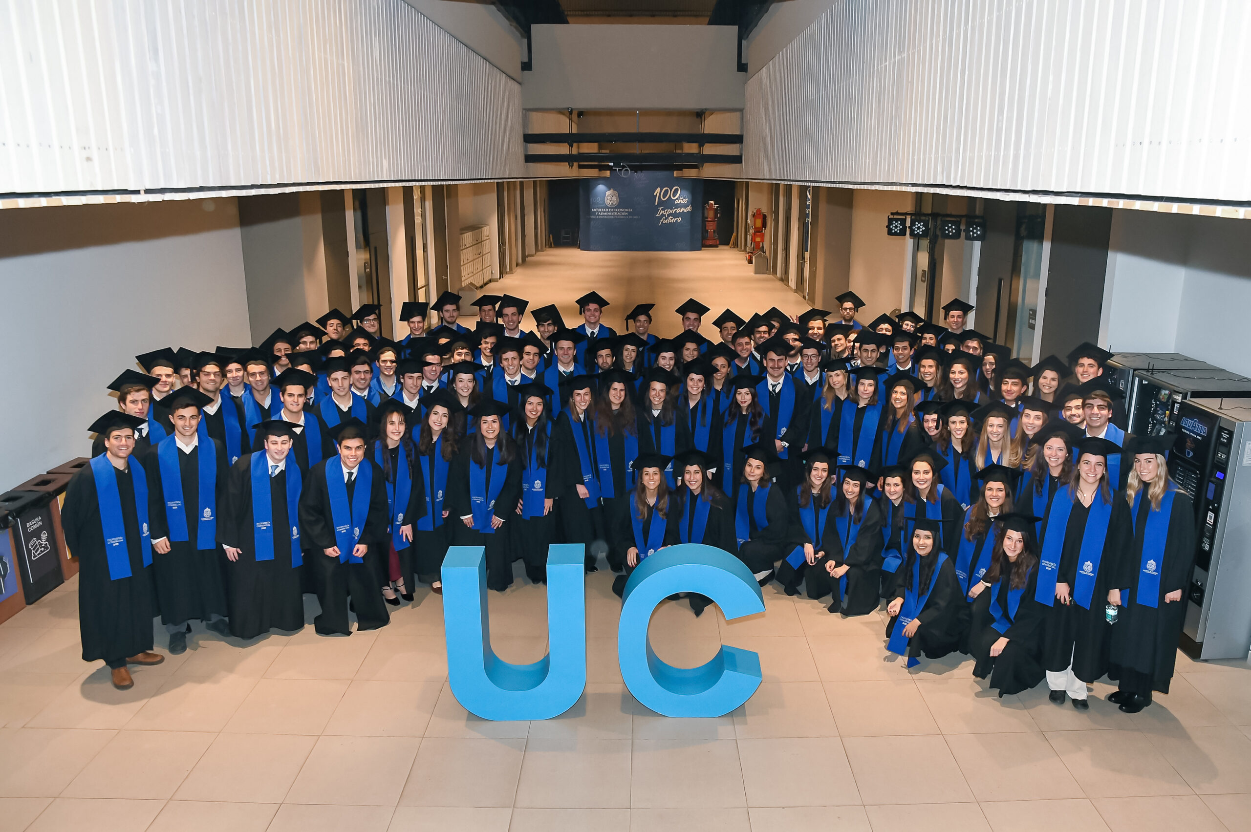 Orgullo y servicio al país: los mensajes de la Ceremonia de Titulación de Ingeniería Comercial UC