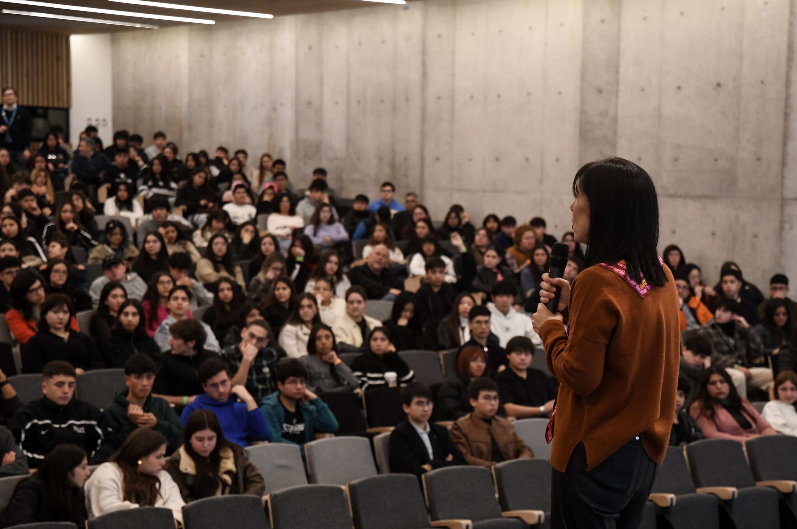 Excelencia que inspira: Estudiantes de enseñanza media conocieron desde dentro la formación en Ingeniería Comercial UC
