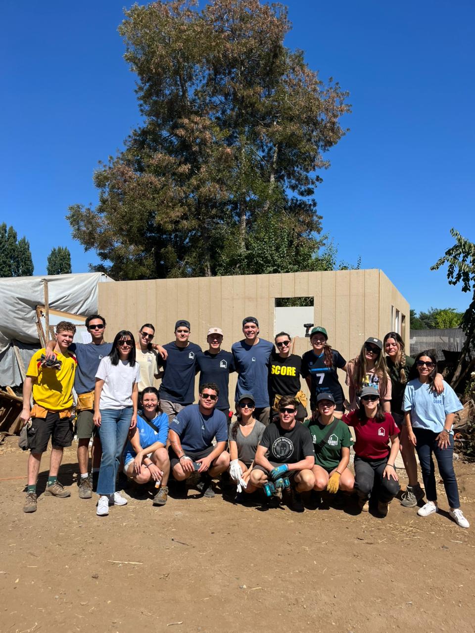 Compromiso y servicio en terreno: estudiantes de Ingeniería Comercial UC construyen viviendas en Padre Hurtado y Cumpeo