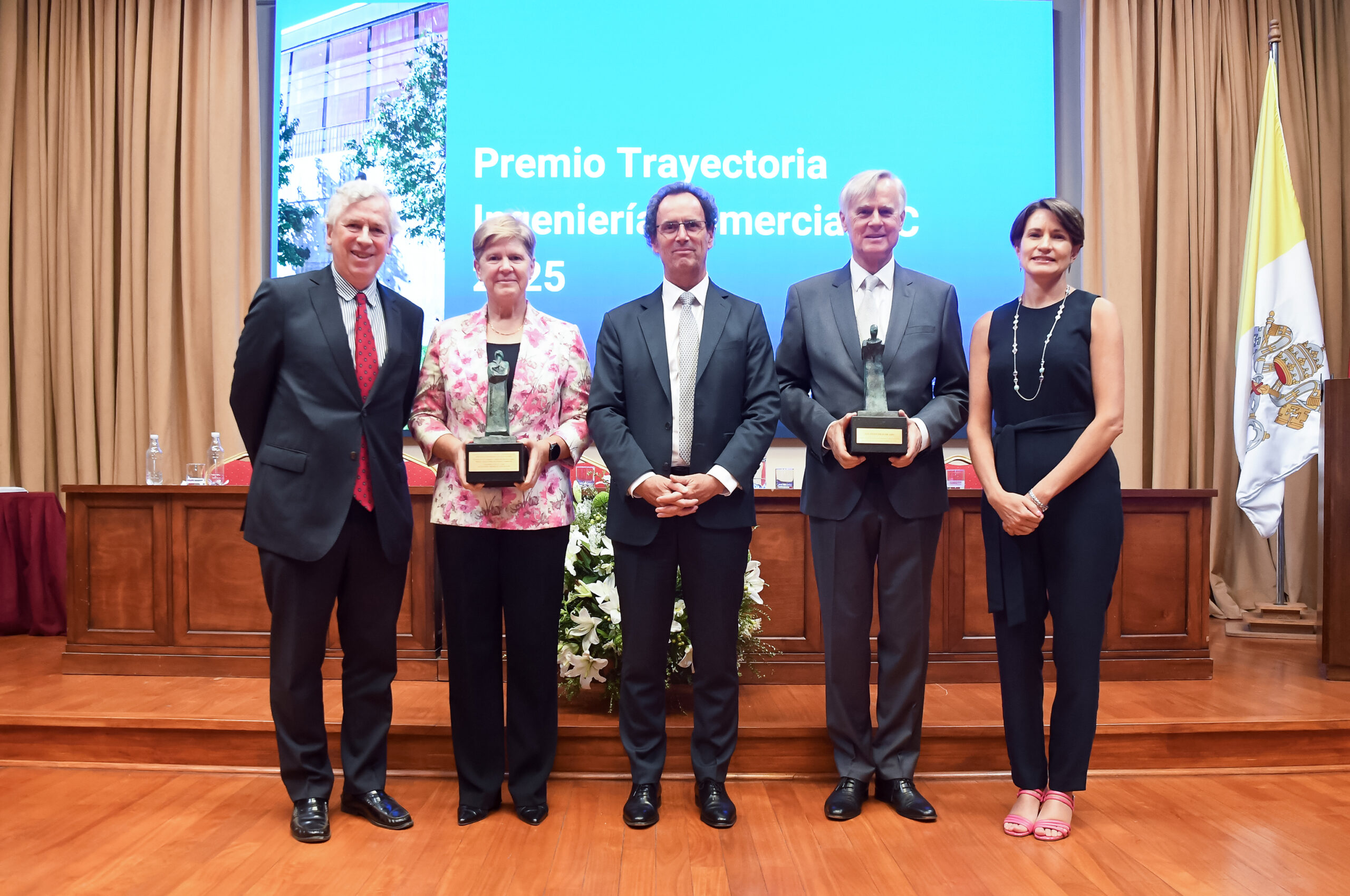 Ingeniería Comercial UC reconoce a Alejandra Mehech y Klaus Schmidt-Hebbel con el Premio Trayectoria 2025