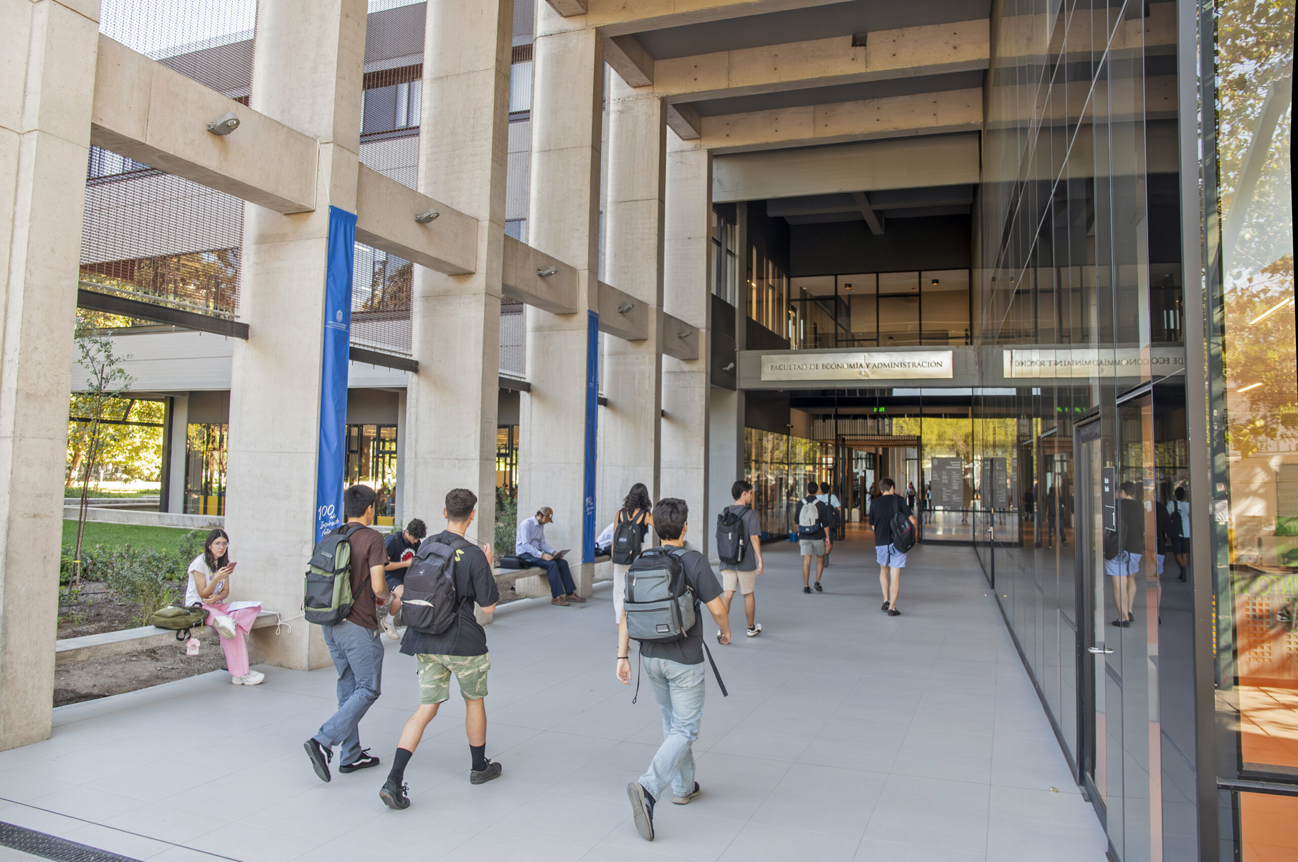 Nueva generación de Ingeniería Comercial UC bate récord en participación de mujeres
