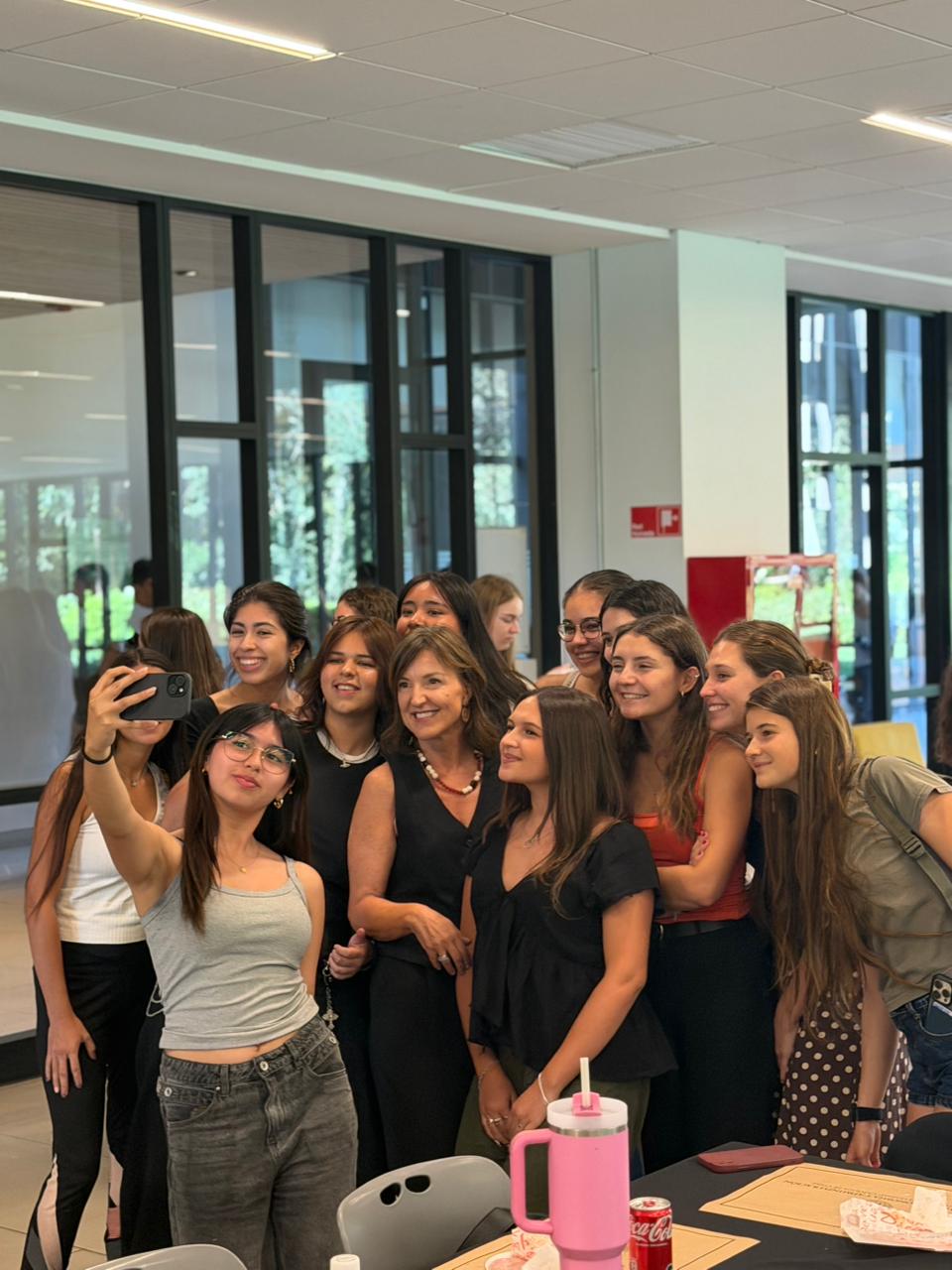 Ingenieras Comerciales UC reconocidas entre las 100 Mujeres Líderes 2025 se reúnen en la Facultad