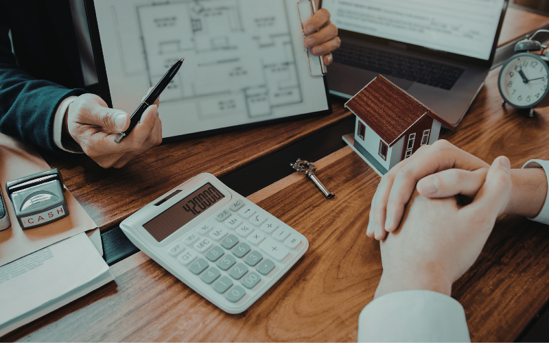 Investigación de la Escuela de Administración UC revela cómo la pérdida de riqueza inmobiliaria afecta la trayectoria profesional de los trabajadores