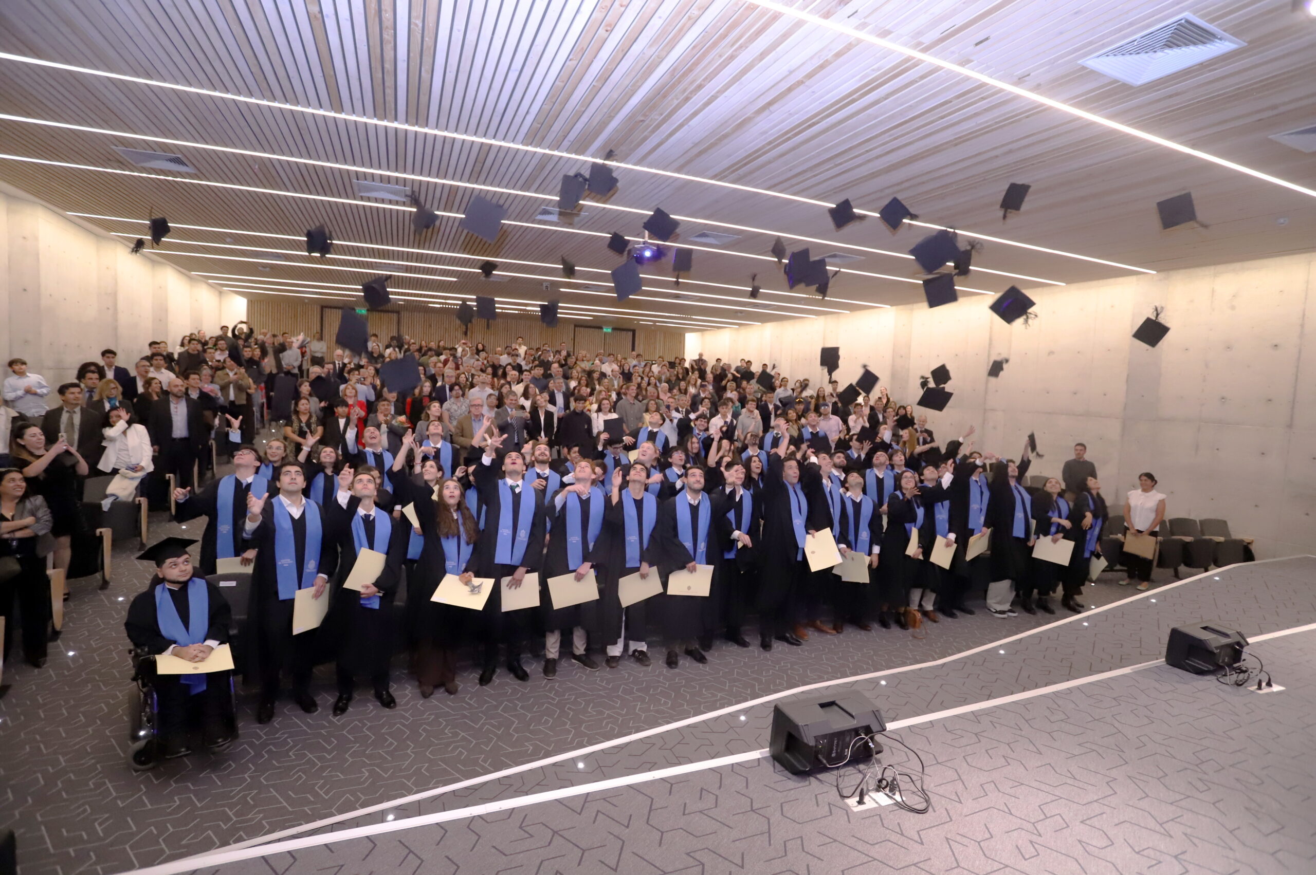 Instituto de Economía UC y Escuela de Administración UC celebran ceremonia de graduación de tres programas de magíster