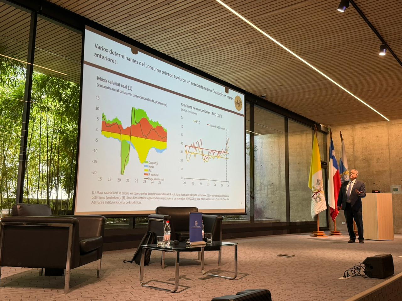 Facultad recibe al Banco Central para presentación del IPoM de marzo