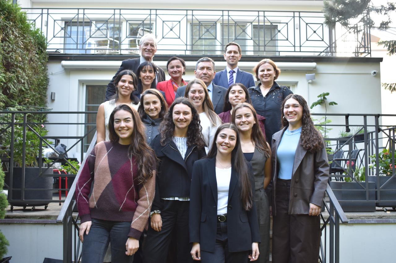 Estudiantes de Ingeniería Comercial UC participan en programa internacional sobre liderazgo femenino y emprendimiento en Polonia